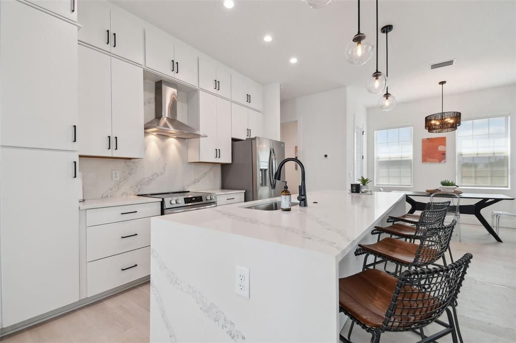 合同活跃: $715,000 (3 贝兹, 3 浴室, 2079 平方英尺)