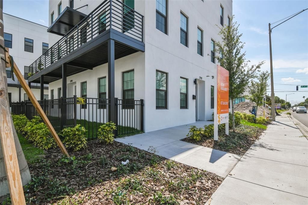 合同活跃: $715,000 (3 贝兹, 3 浴室, 2079 平方英尺)