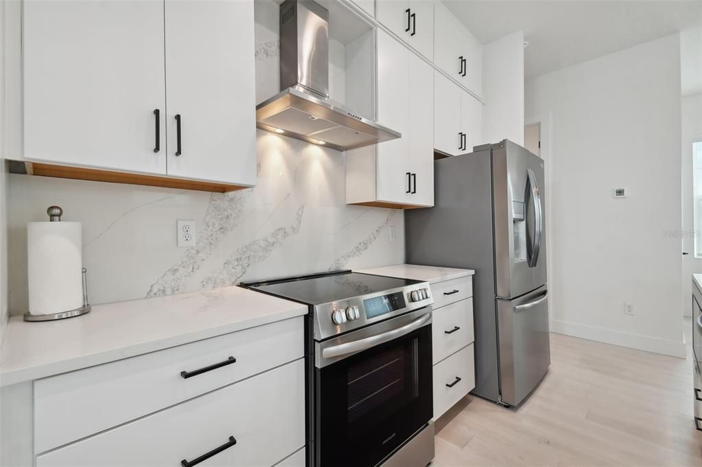 合同活跃: $715,000 (3 贝兹, 3 浴室, 2079 平方英尺)