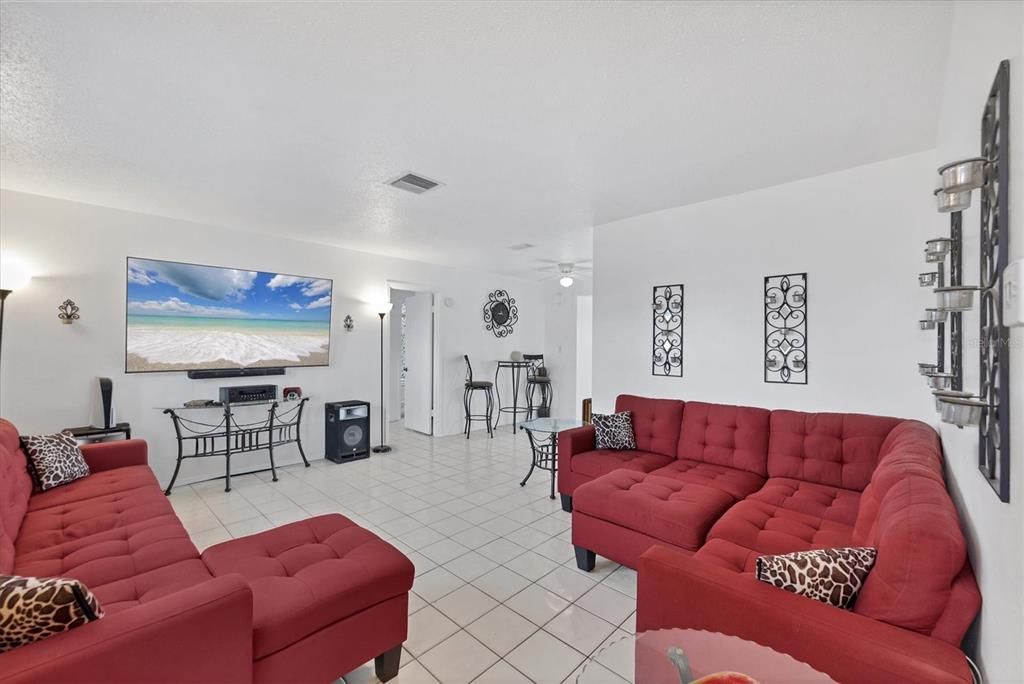 For Sale: $699,000 (3 beds, 2 baths, 1228 Square Feet)