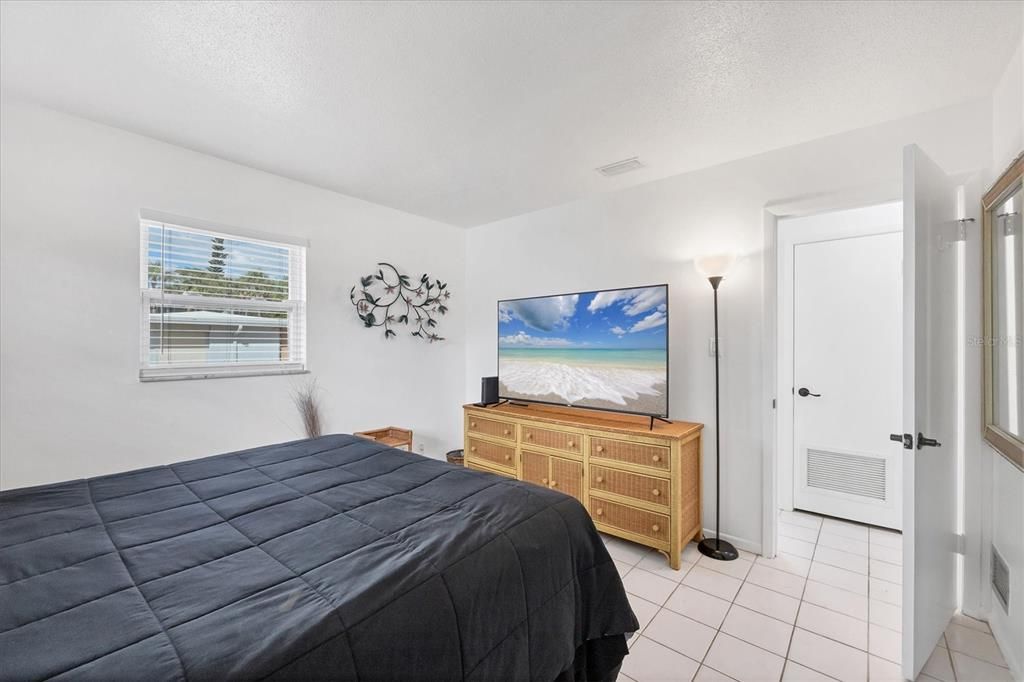 For Sale: $699,000 (3 beds, 2 baths, 1228 Square Feet)