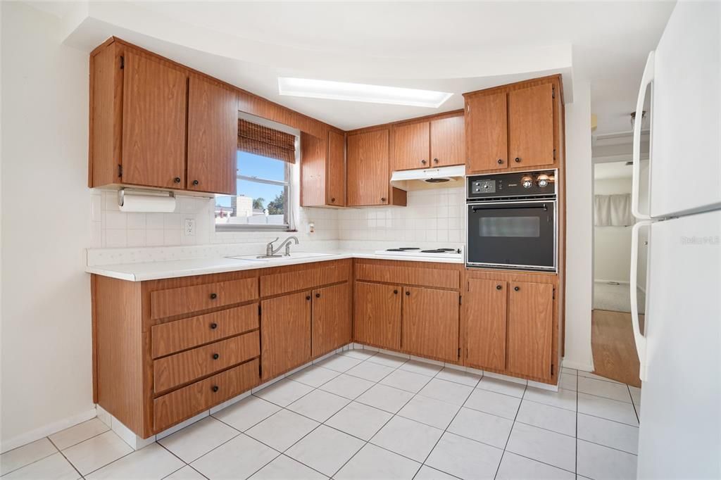 На продажу: $215,000 (2 спален, 1 ванн, 1056 Квадратных фут)