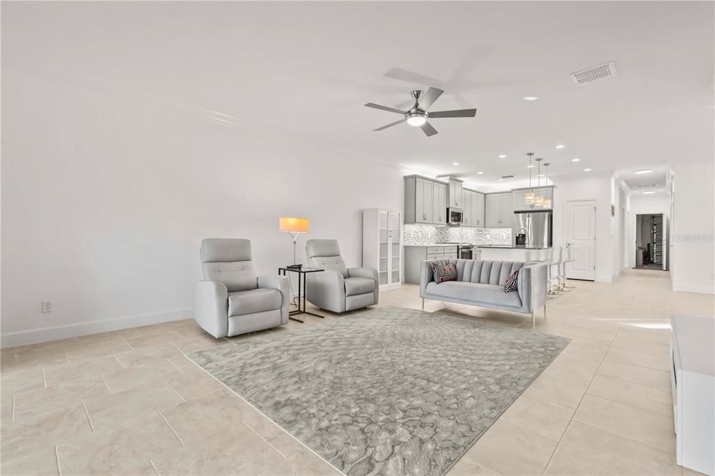 На продажу: $389,900 (2 спален, 2 ванн, 2040 Квадратных фут)