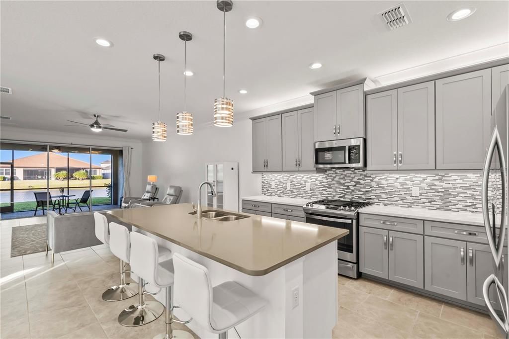 На продажу: $389,900 (2 спален, 2 ванн, 2040 Квадратных фут)