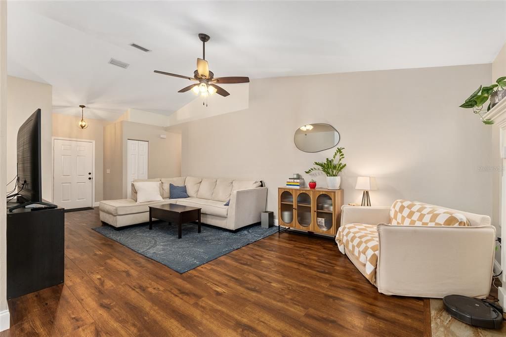 Activo con contrato: $349,900 (3 camas, 2 baños, 1480 Pies cuadrados)
