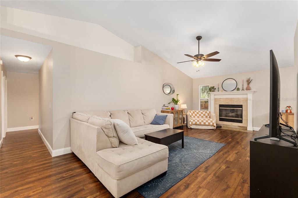 Activo con contrato: $349,900 (3 camas, 2 baños, 1480 Pies cuadrados)