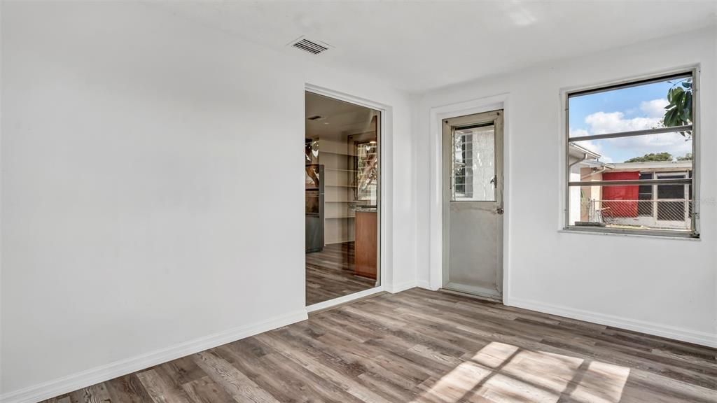 For Rent: $1,695 (3 beds, 2 baths, 980 Square Feet)