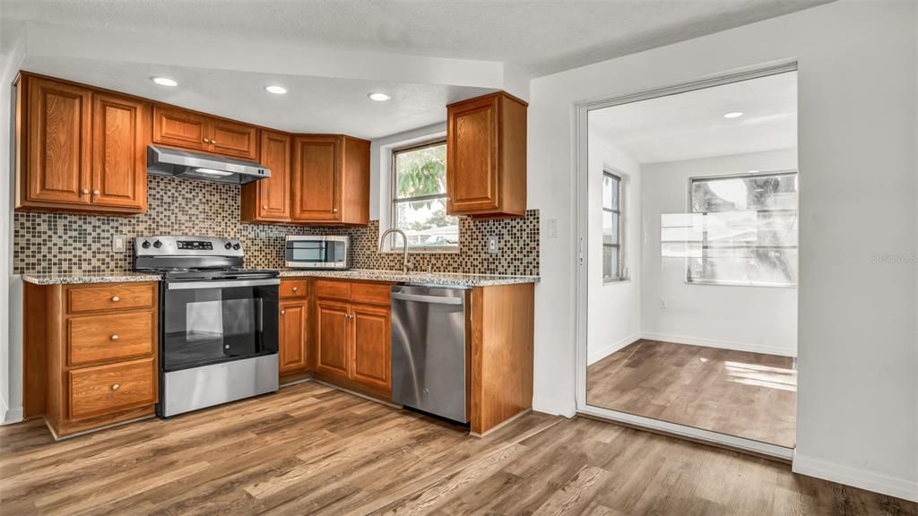 For Rent: $1,695 (3 beds, 2 baths, 980 Square Feet)