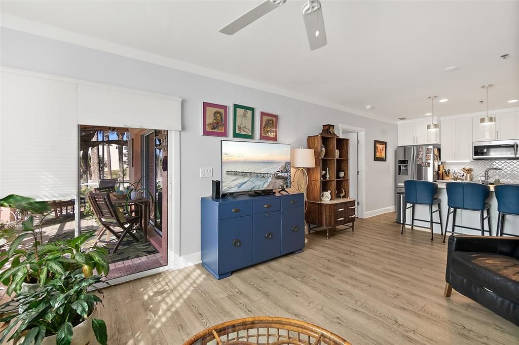 На продажу: $390,000 (2 спален, 2 ванн, 1020 Квадратных фут)