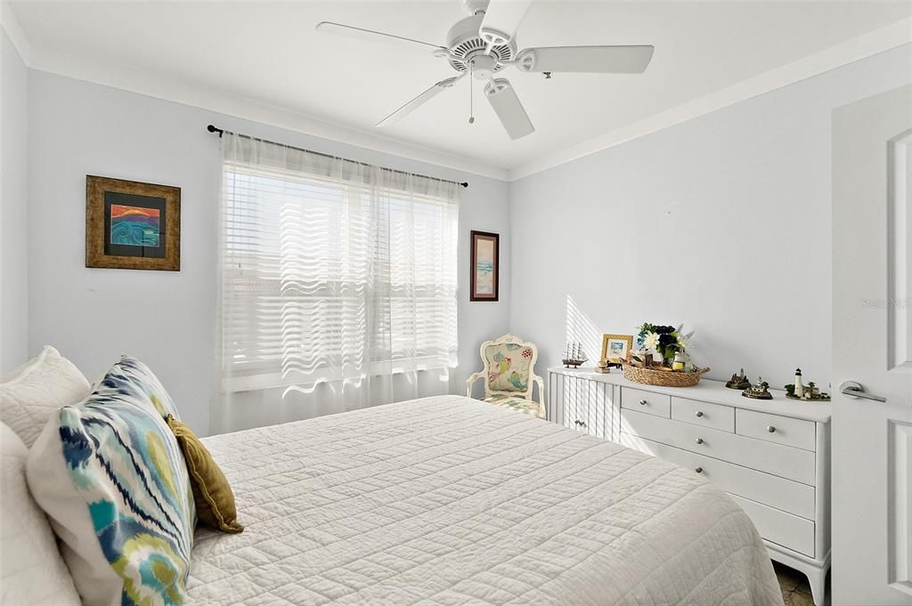 На продажу: $390,000 (2 спален, 2 ванн, 1020 Квадратных фут)