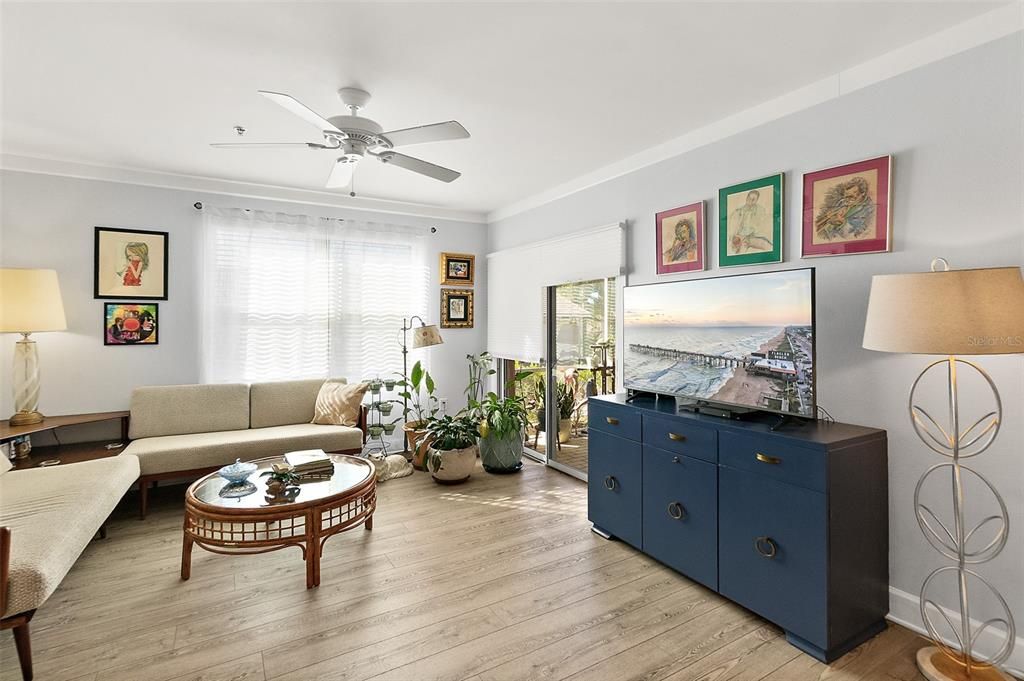 На продажу: $390,000 (2 спален, 2 ванн, 1020 Квадратных фут)