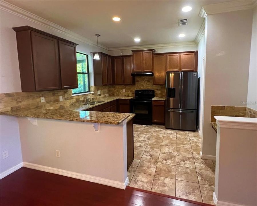 出租: $2,000 (4 贝兹, 2 浴室, 1692 平方英尺)