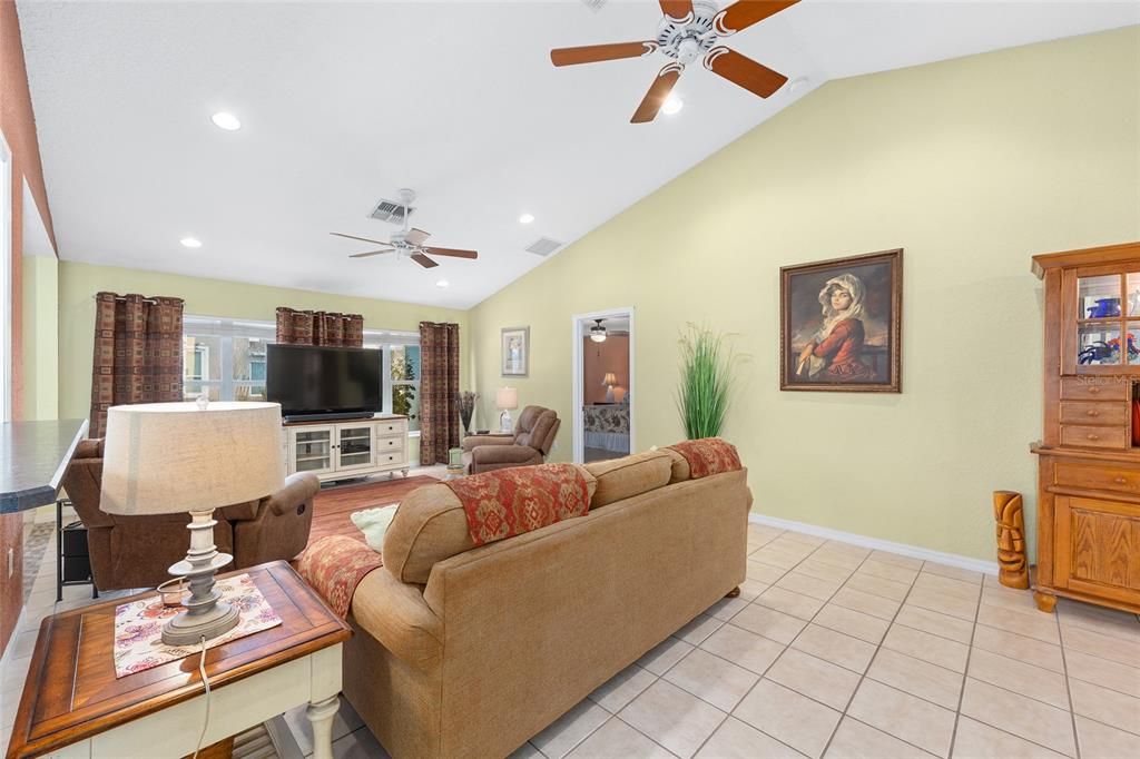 待售: $252,500 (2 贝兹, 2 浴室, 1637 平方英尺)