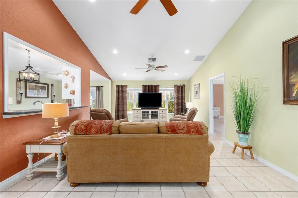 待售: $252,500 (2 贝兹, 2 浴室, 1637 平方英尺)