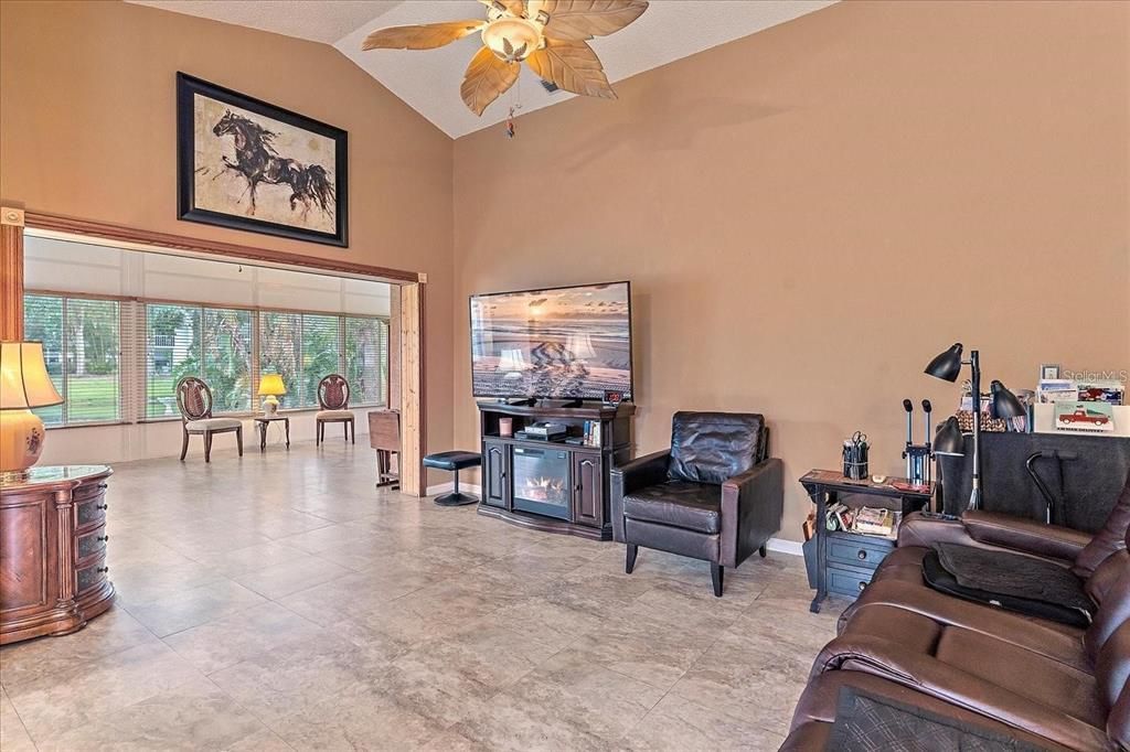 На продажу: $460,000 (3 спален, 2 ванн, 1828 Квадратных фут)