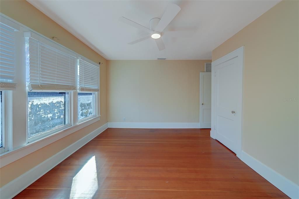 For Rent: $2,350 (2 beds, 1 baths, 1136 Square Feet)