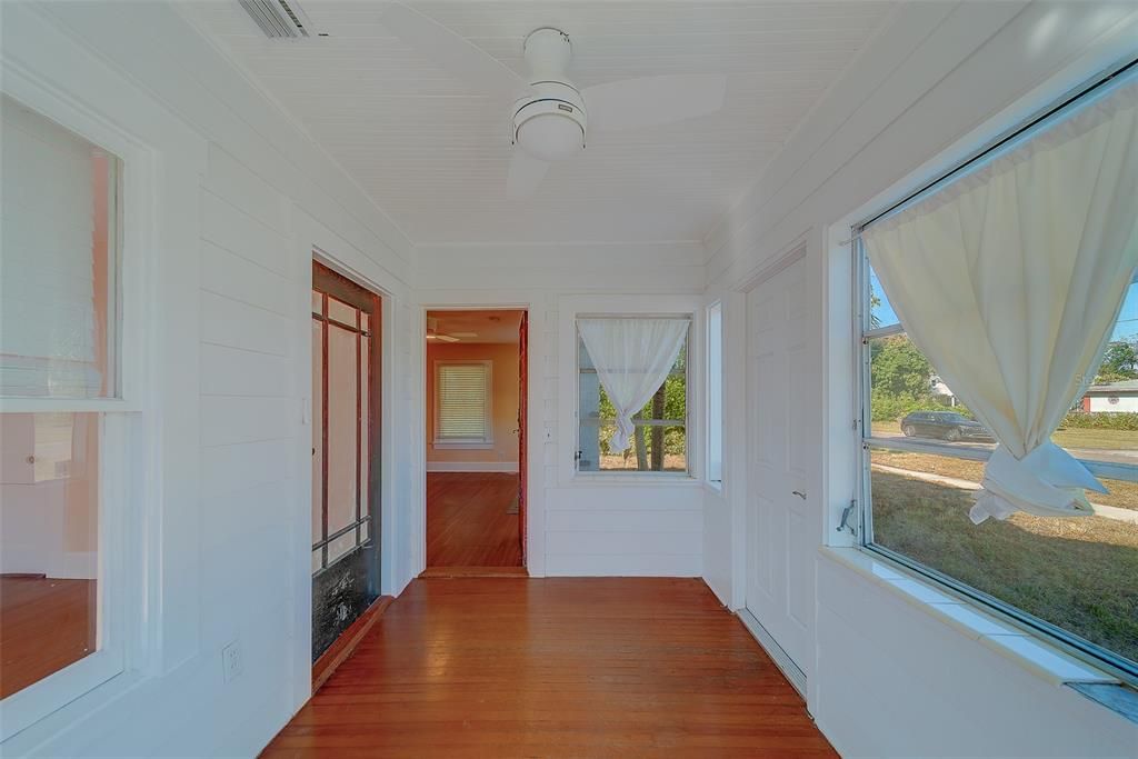 For Rent: $2,350 (2 beds, 1 baths, 1136 Square Feet)