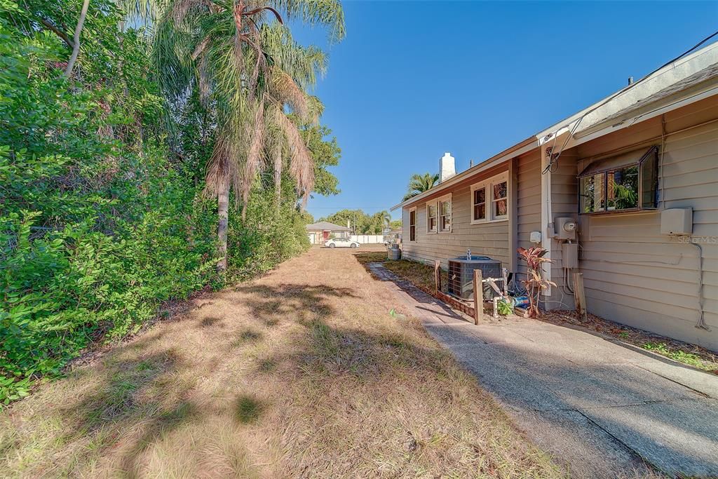 For Rent: $2,350 (2 beds, 1 baths, 1136 Square Feet)