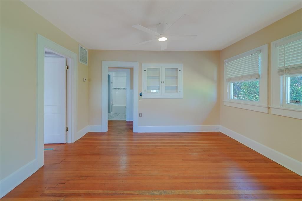 For Rent: $2,350 (2 beds, 1 baths, 1136 Square Feet)