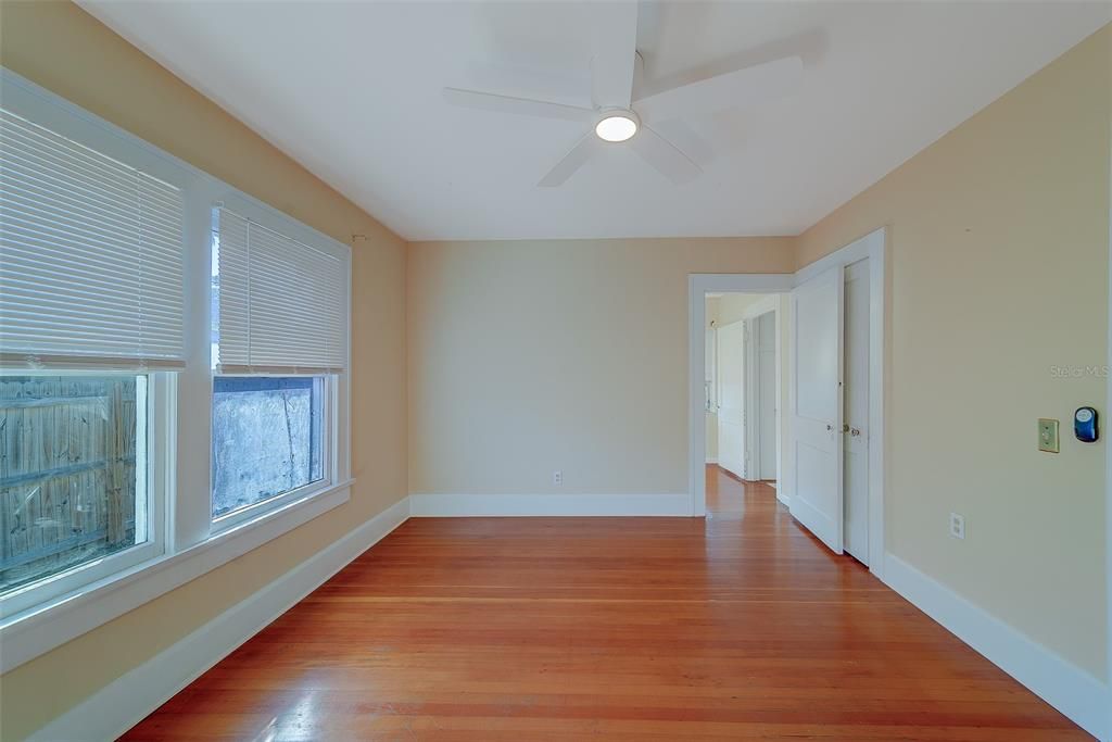 For Rent: $2,350 (2 beds, 1 baths, 1136 Square Feet)