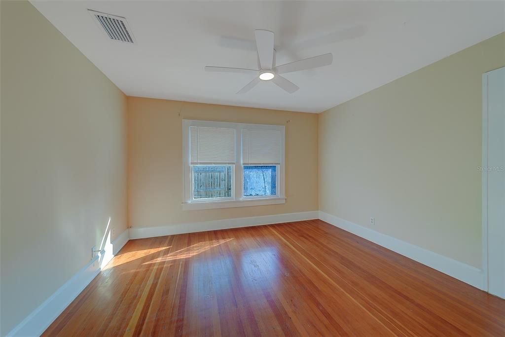 For Rent: $2,350 (2 beds, 1 baths, 1136 Square Feet)