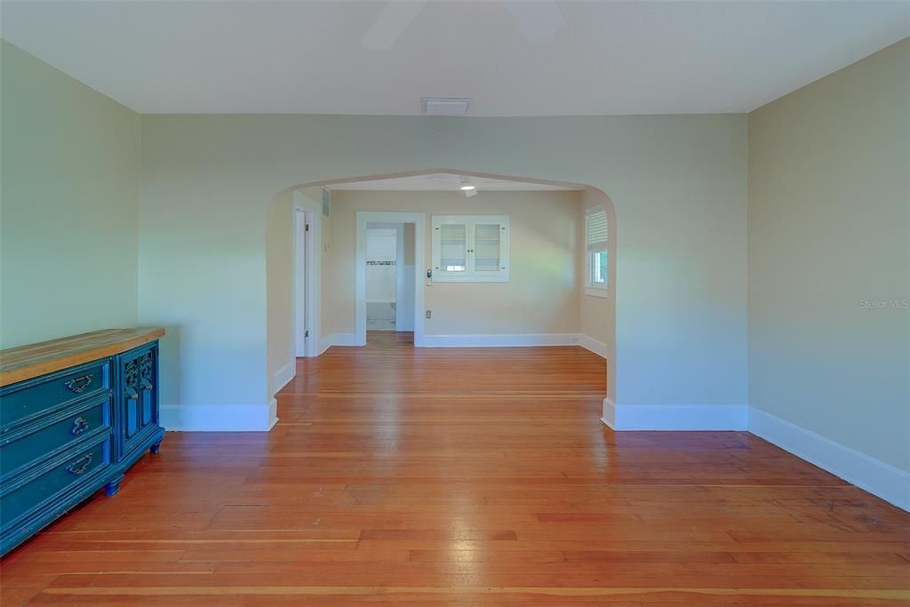 For Rent: $2,350 (2 beds, 1 baths, 1136 Square Feet)