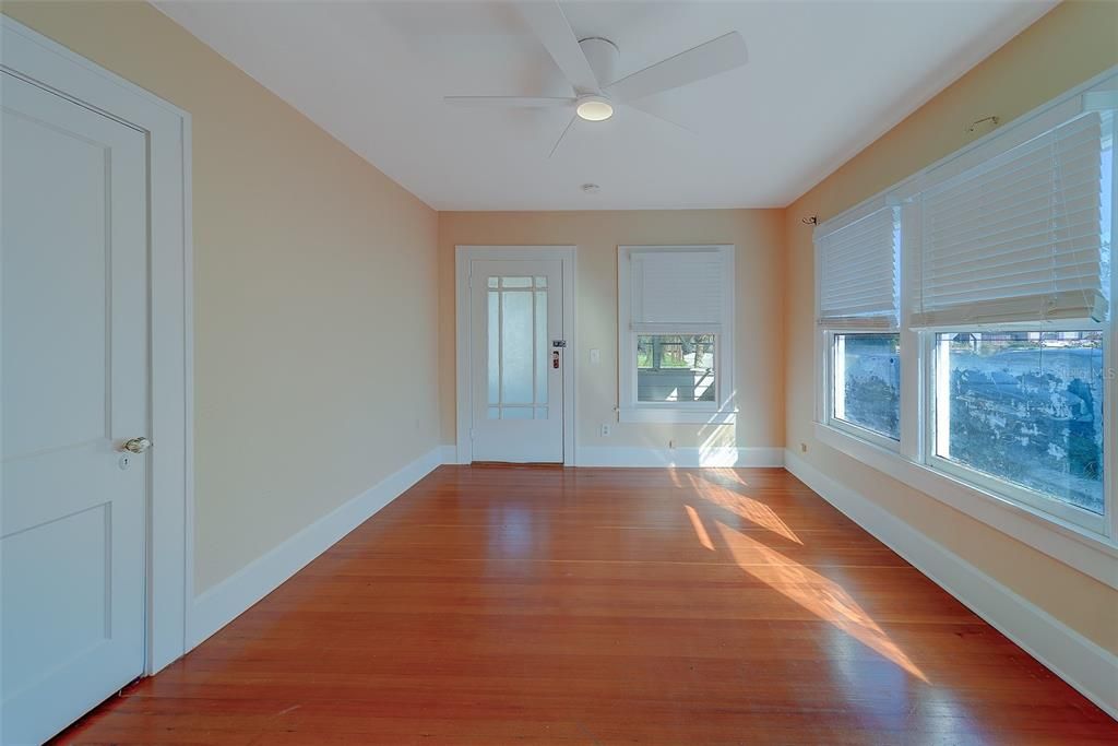 For Rent: $2,350 (2 beds, 1 baths, 1136 Square Feet)