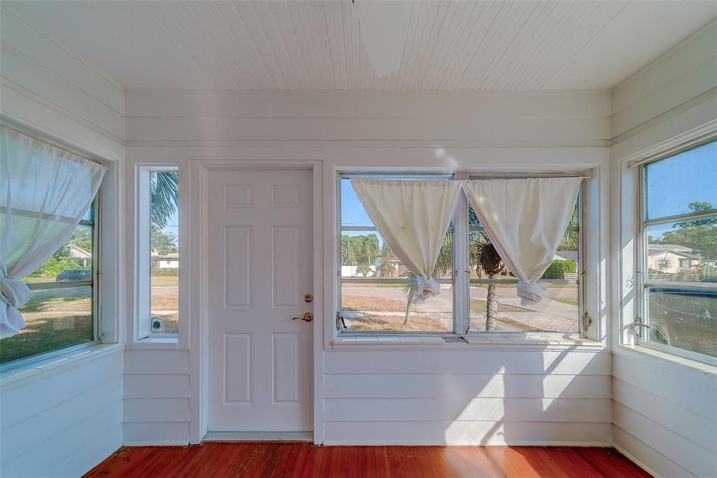 For Rent: $2,350 (2 beds, 1 baths, 1136 Square Feet)