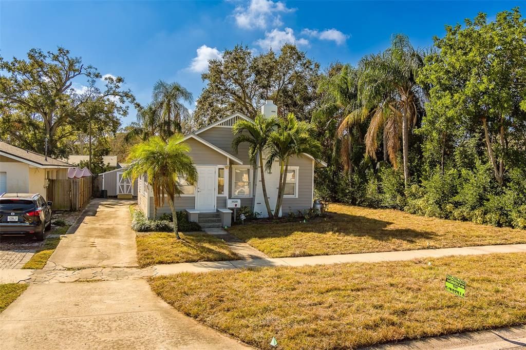 For Rent: $2,350 (2 beds, 1 baths, 1136 Square Feet)