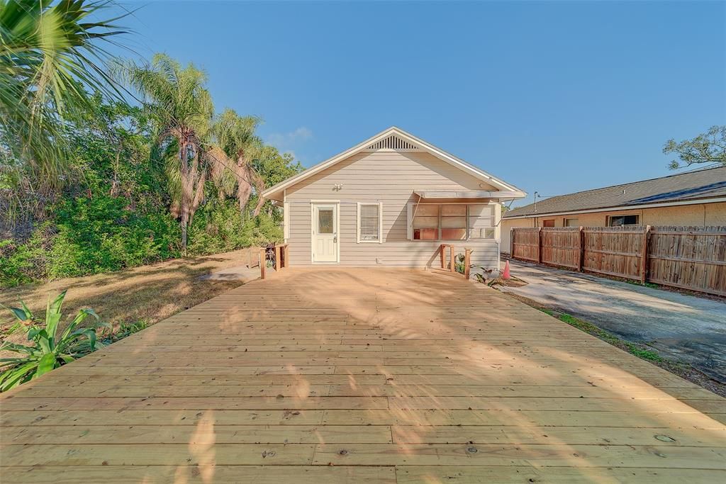 For Rent: $2,350 (2 beds, 1 baths, 1136 Square Feet)