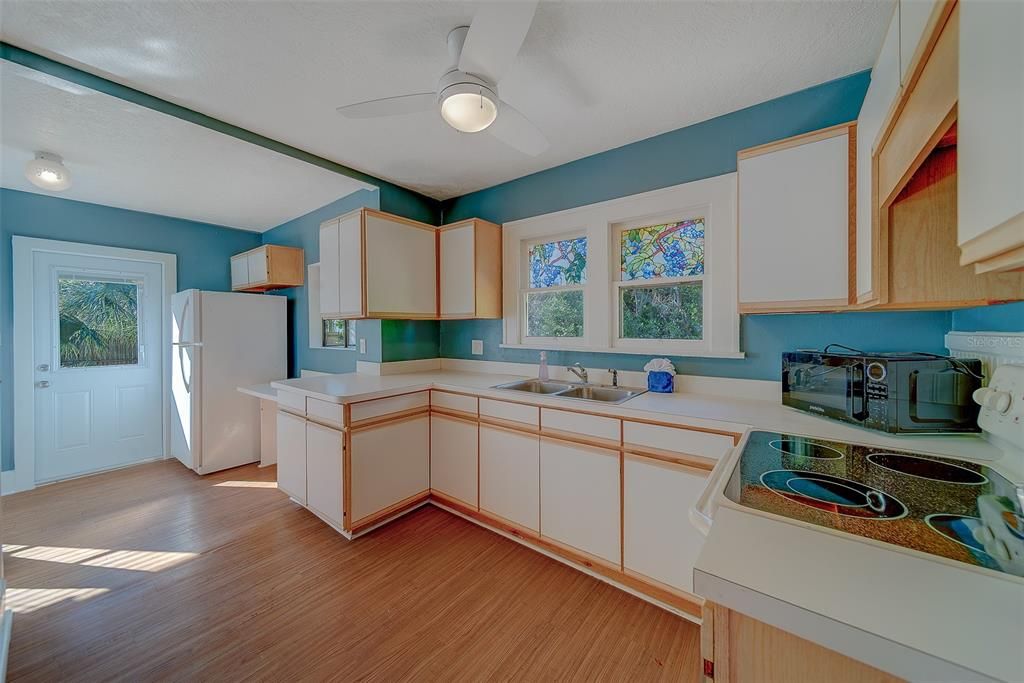 For Rent: $2,350 (2 beds, 1 baths, 1136 Square Feet)