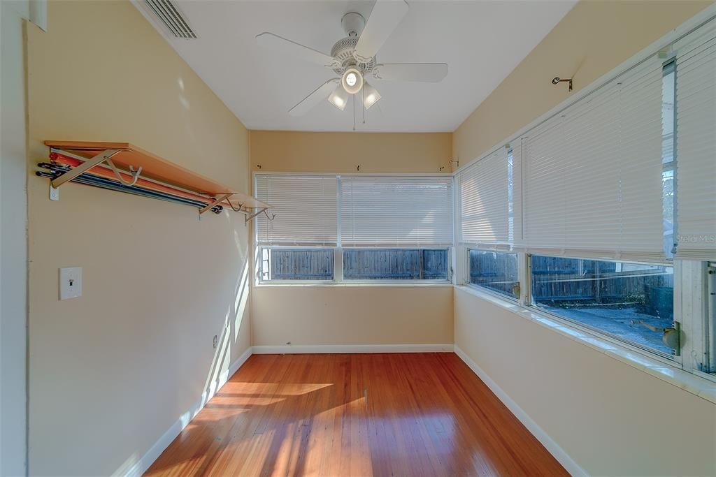 For Rent: $2,350 (2 beds, 1 baths, 1136 Square Feet)