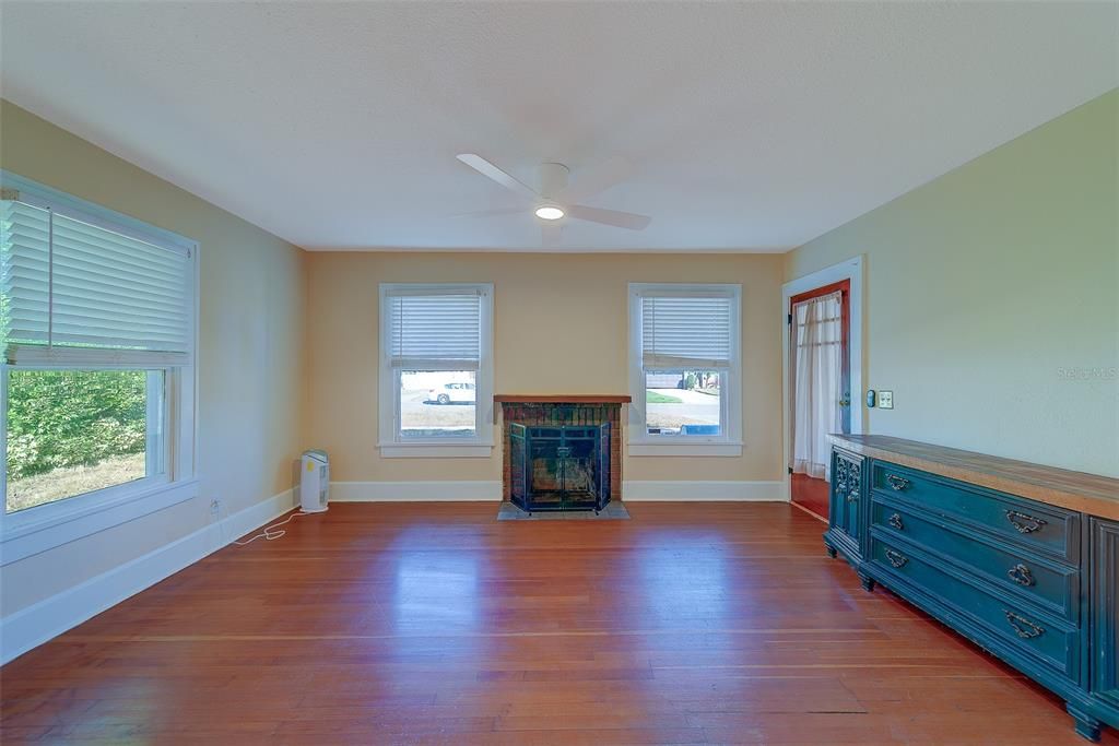 For Rent: $2,350 (2 beds, 1 baths, 1136 Square Feet)