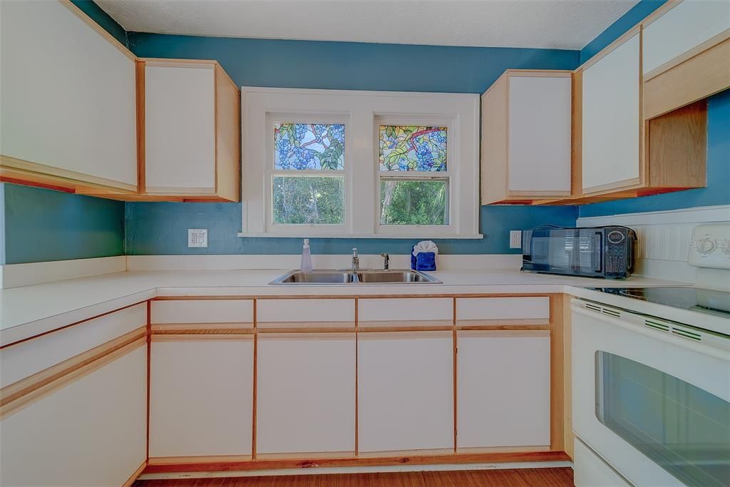 For Rent: $2,350 (2 beds, 1 baths, 1136 Square Feet)