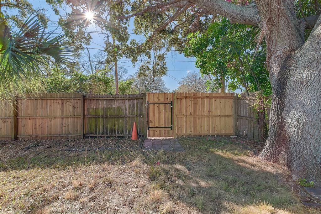 For Rent: $2,350 (2 beds, 1 baths, 1136 Square Feet)