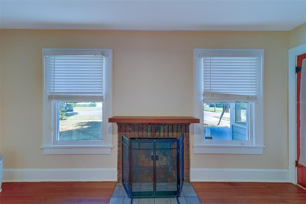 For Rent: $2,350 (2 beds, 1 baths, 1136 Square Feet)