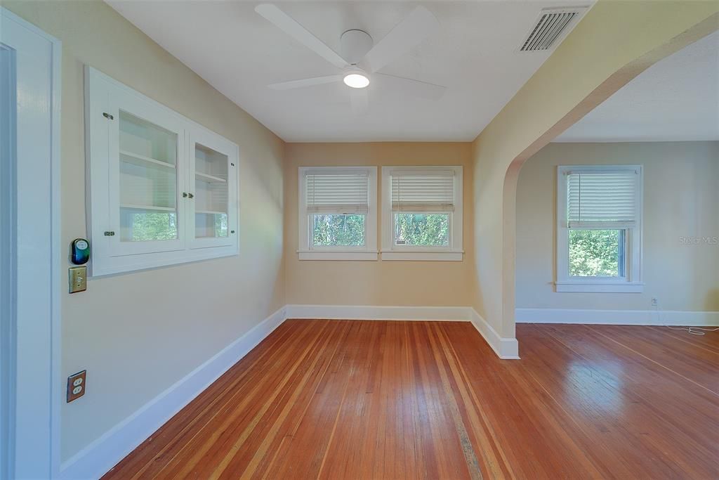 For Rent: $2,350 (2 beds, 1 baths, 1136 Square Feet)