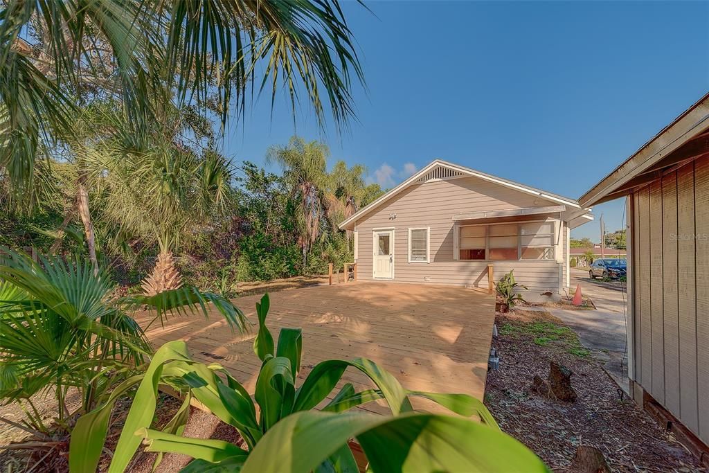 For Rent: $2,350 (2 beds, 1 baths, 1136 Square Feet)