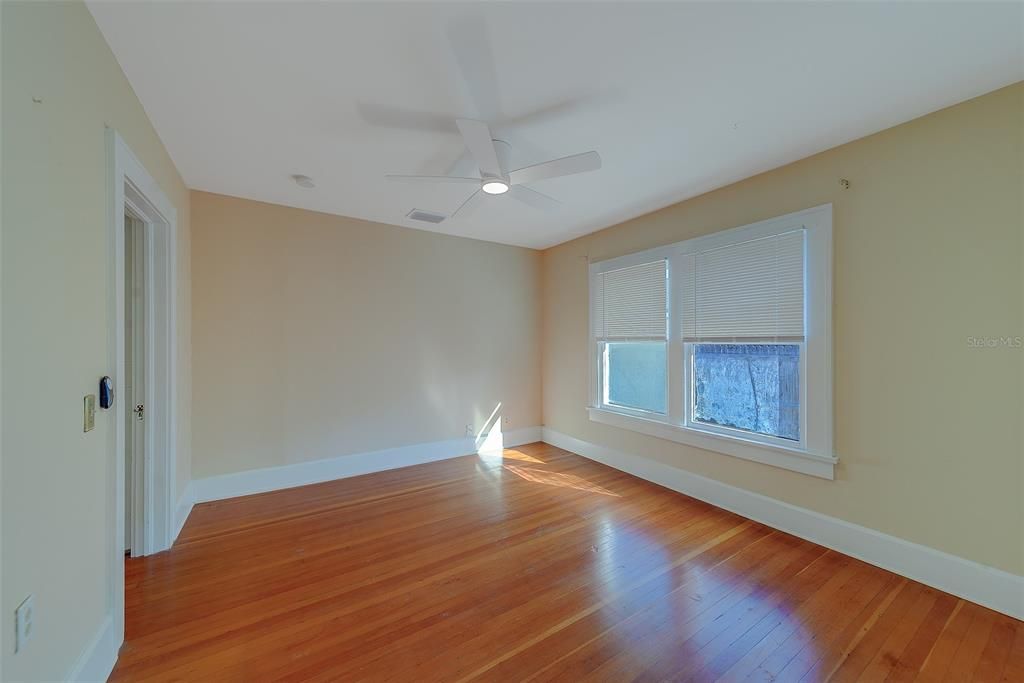 For Rent: $2,350 (2 beds, 1 baths, 1136 Square Feet)