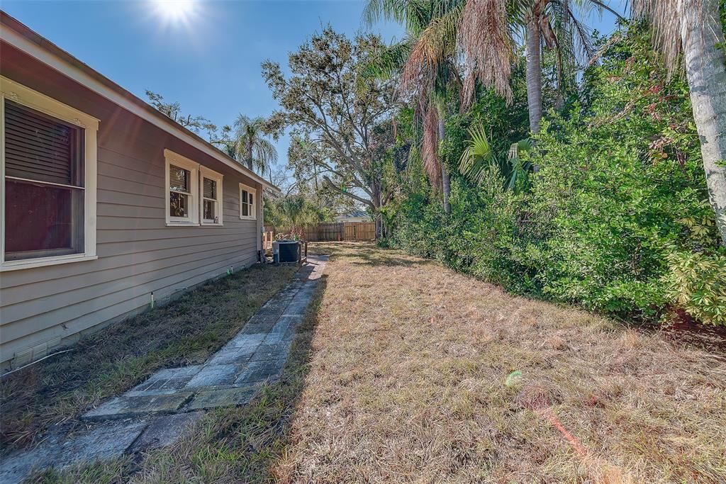 For Rent: $2,350 (2 beds, 1 baths, 1136 Square Feet)