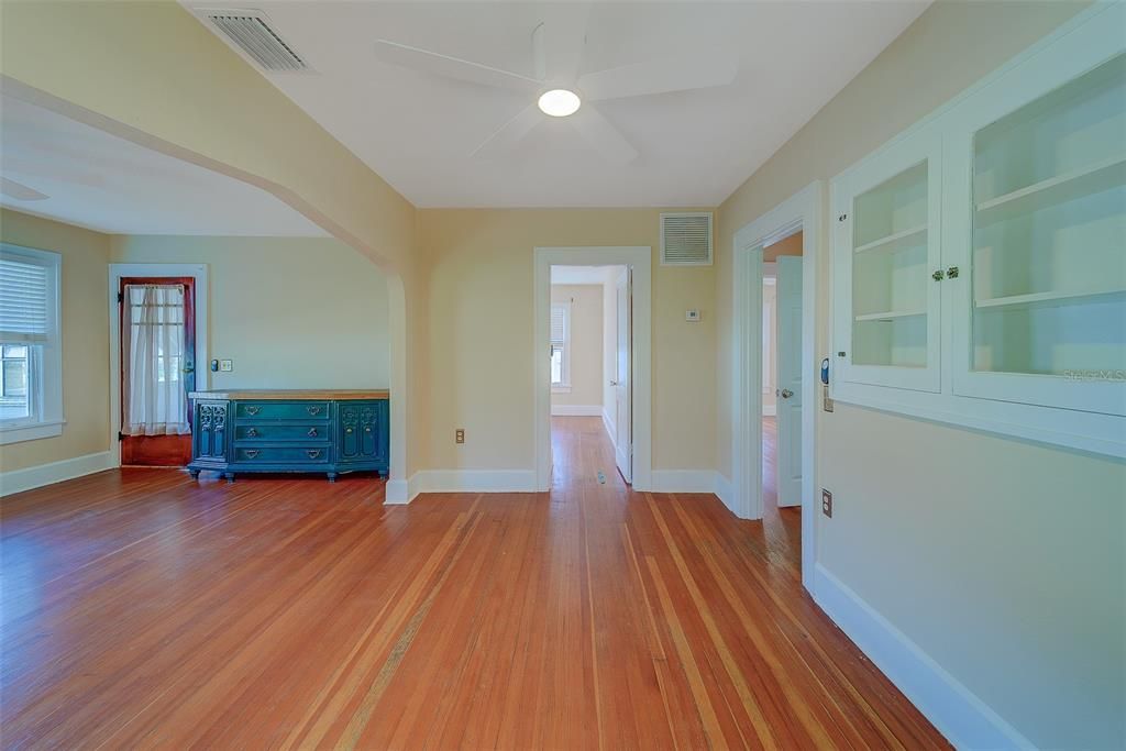 For Rent: $2,350 (2 beds, 1 baths, 1136 Square Feet)