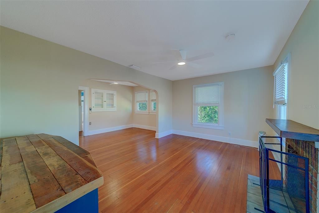 For Rent: $2,350 (2 beds, 1 baths, 1136 Square Feet)