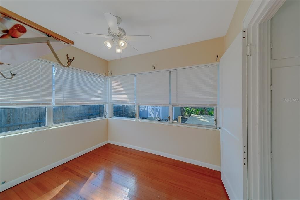 For Rent: $2,350 (2 beds, 1 baths, 1136 Square Feet)