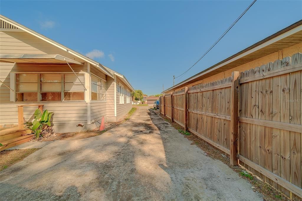 For Rent: $2,350 (2 beds, 1 baths, 1136 Square Feet)