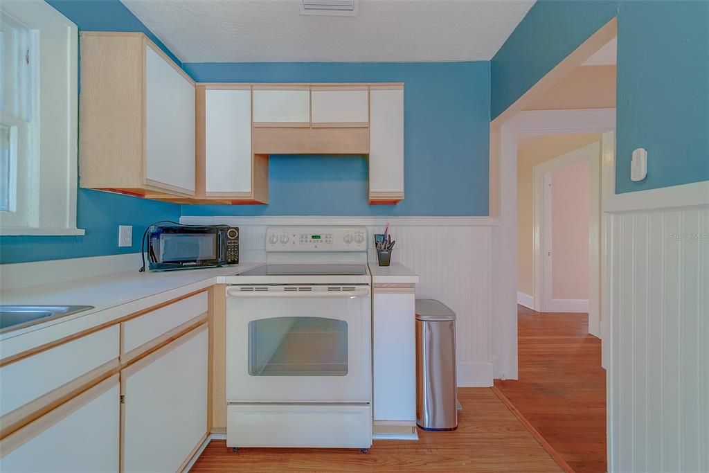 For Rent: $2,350 (2 beds, 1 baths, 1136 Square Feet)