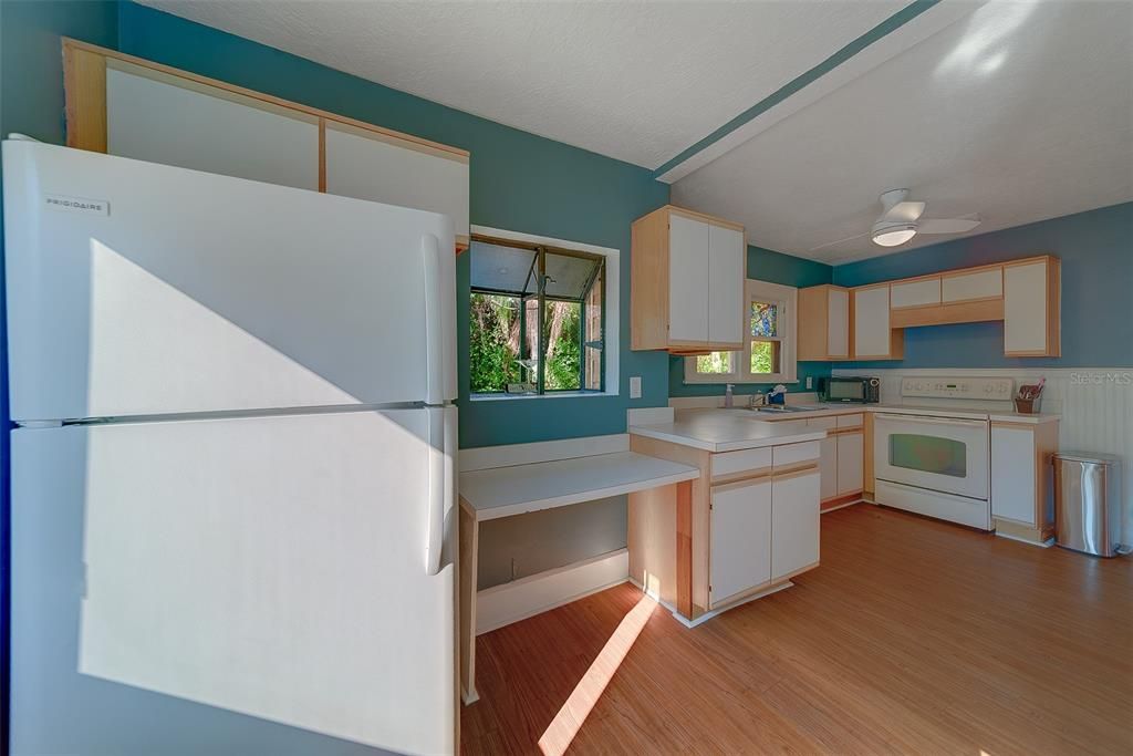 For Rent: $2,350 (2 beds, 1 baths, 1136 Square Feet)