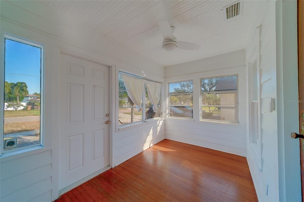 For Rent: $2,350 (2 beds, 1 baths, 1136 Square Feet)