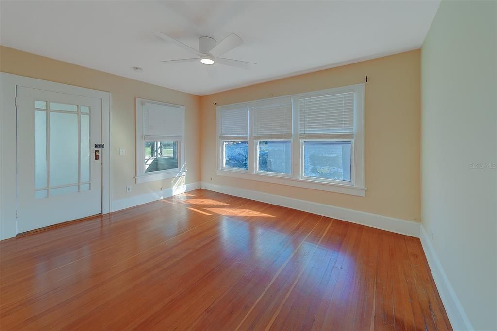 For Rent: $2,350 (2 beds, 1 baths, 1136 Square Feet)