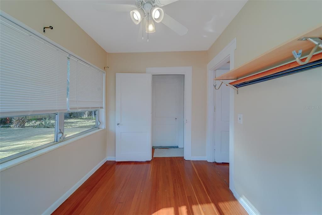 For Rent: $2,350 (2 beds, 1 baths, 1136 Square Feet)