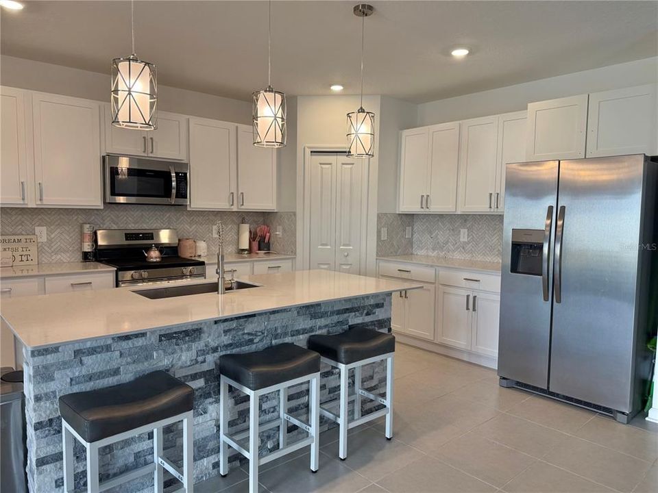 For Sale: $385,000 (6 beds, 3 baths, 2463 Square Feet)